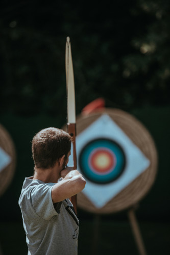 Un archer se concentrant sur sa cible