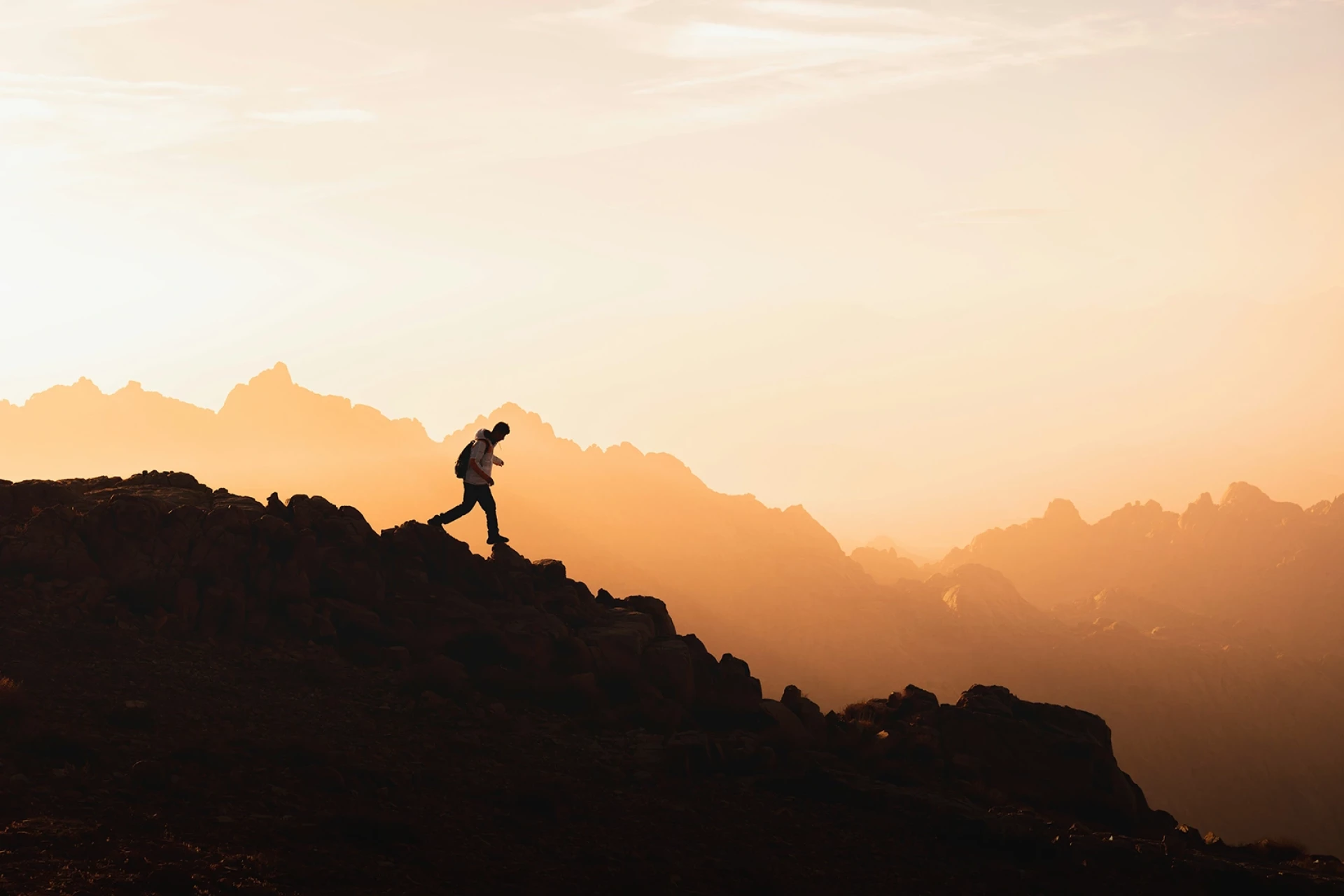 Un homme courant dans la montagne
