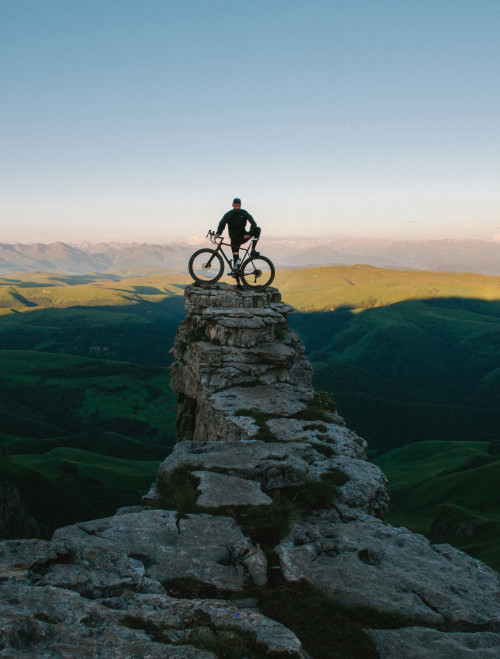 Cycliste en haut d'une montagne