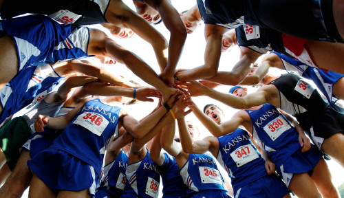 Une équipe de sportifs se serrant la main