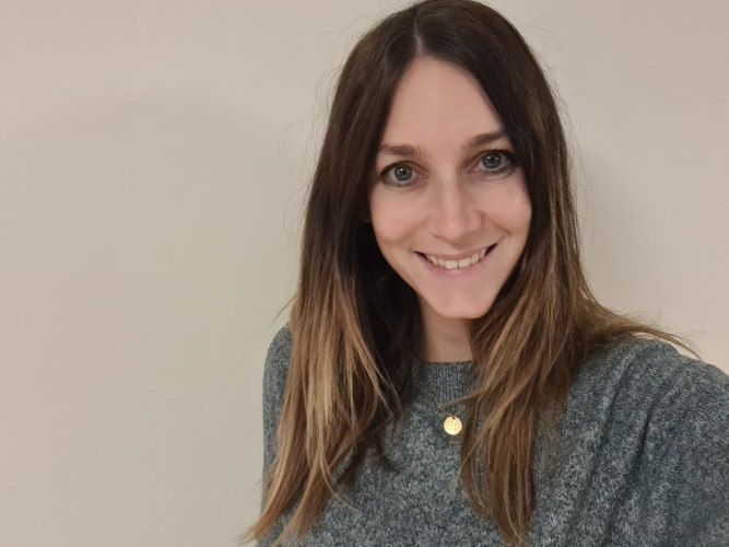 Margaux Beaupain vue de face, bras croisés et souriante