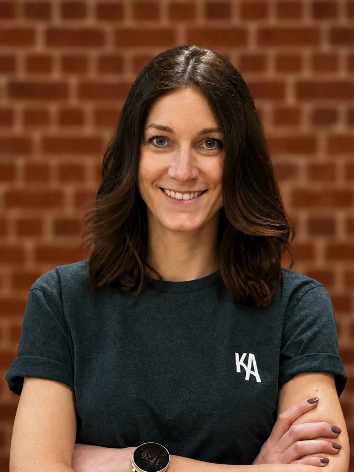 Margaux Beaupain vue de face, bras croisés et souriante